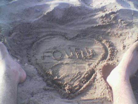 oui c mon nom ds le ceour avec mon pied hehehe