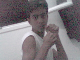 oui c mon cousin mehdi iwa tansalam 3lih ra 3ziz 3lia bhal khoya w had foto mnin kan m3aya f dar wakha khla3ni lol